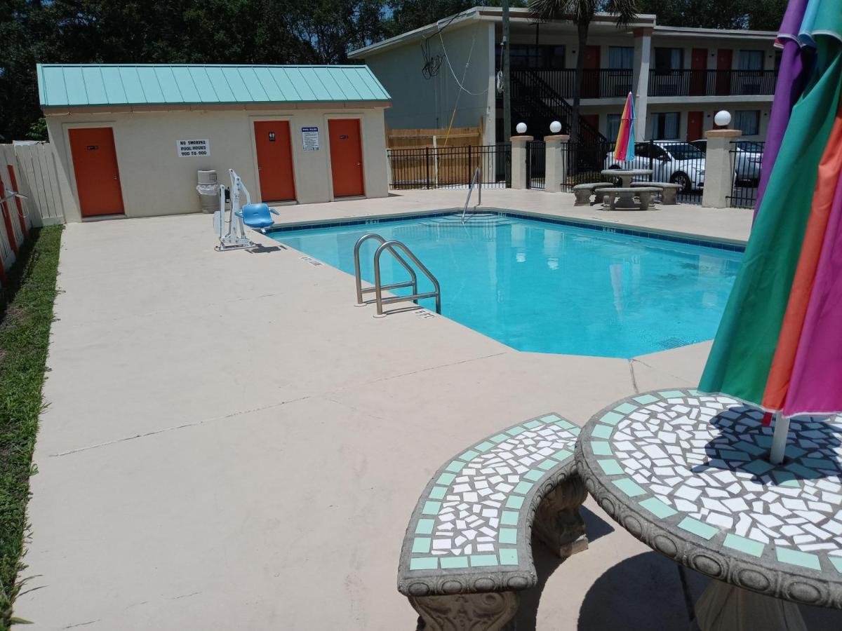 Hole Inn The Wall Hotel - Fort Walton Beach - Sunset Plaza - Nearby Beaches & Hurlburt Exterior photo
