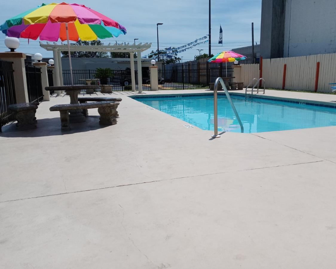 Hole Inn The Wall Hotel - Fort Walton Beach - Sunset Plaza - Nearby Beaches & Hurlburt Exterior photo