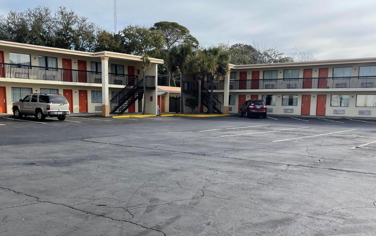 Hole Inn The Wall Hotel - Fort Walton Beach - Sunset Plaza - Nearby Beaches & Hurlburt Exterior photo