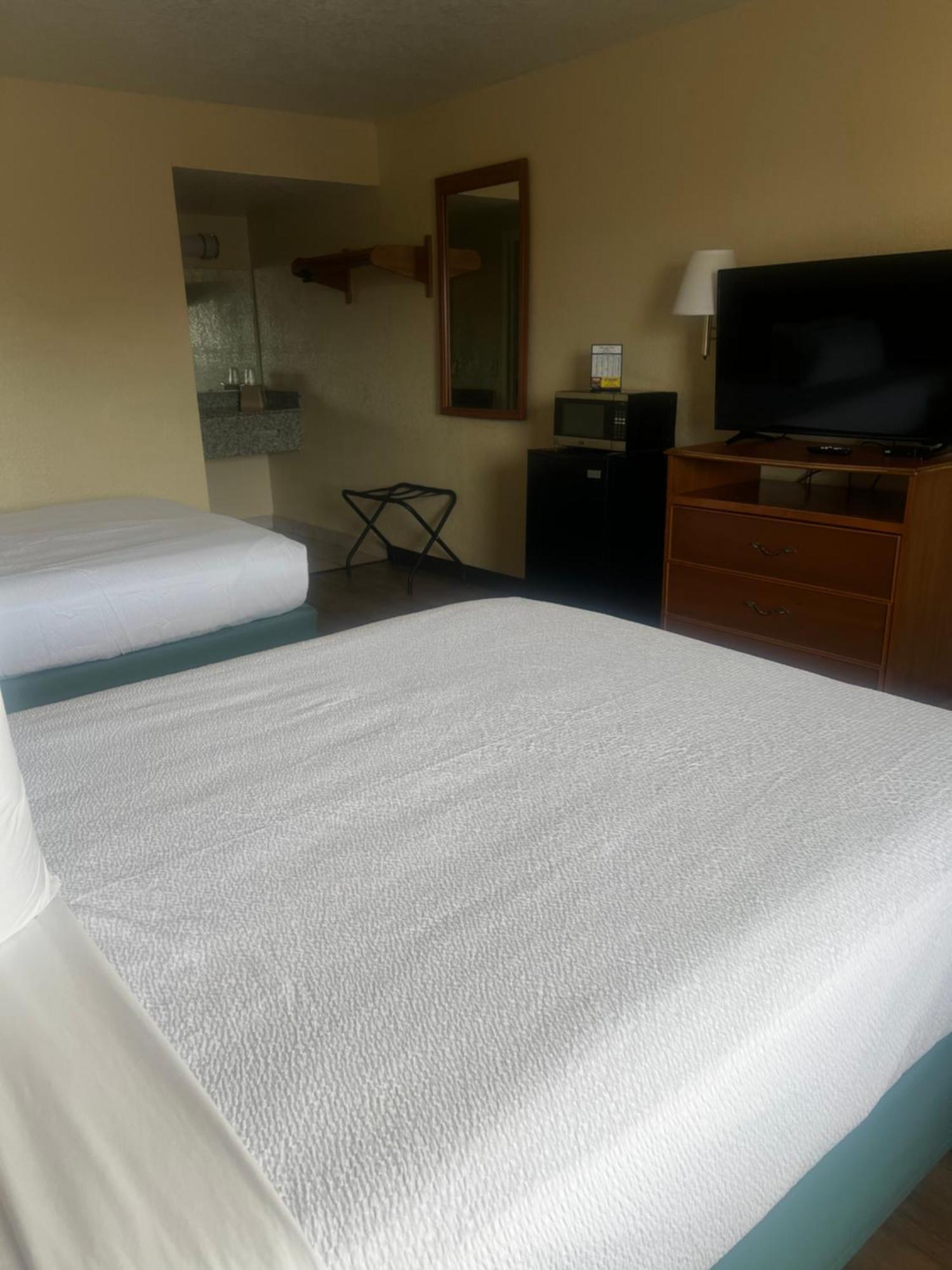 Hole Inn The Wall Hotel - Fort Walton Beach - Sunset Plaza - Nearby Beaches & Hurlburt Exterior photo