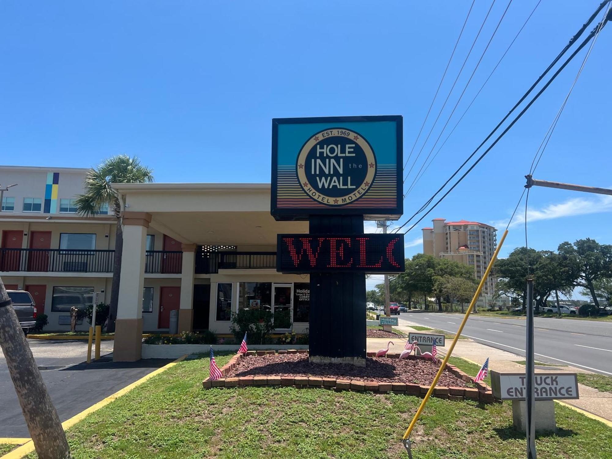 Hole Inn The Wall Hotel - Fort Walton Beach - Sunset Plaza - Nearby Beaches & Hurlburt Exterior photo