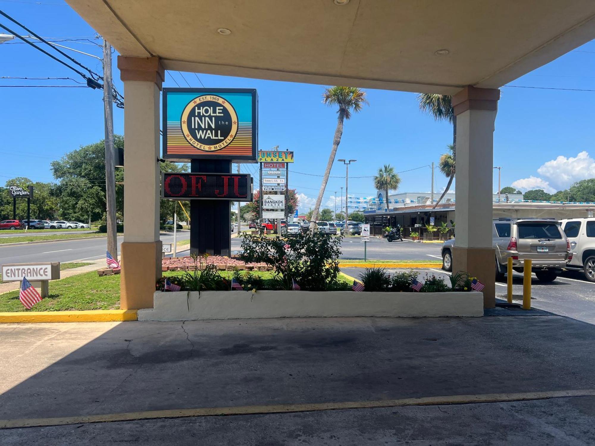 Hole Inn The Wall Hotel - Fort Walton Beach - Sunset Plaza - Nearby Beaches & Hurlburt Exterior photo