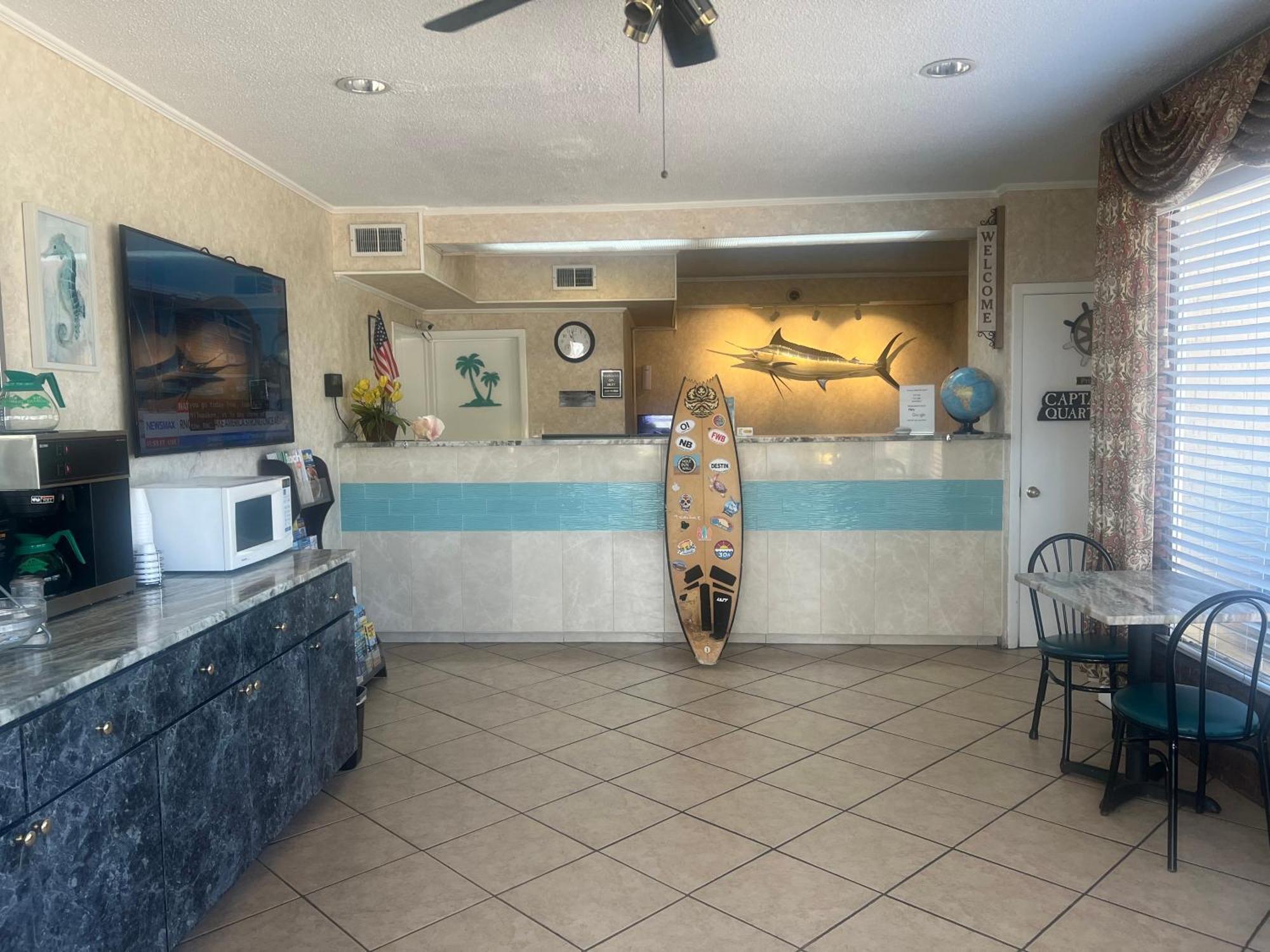 Hole Inn The Wall Hotel - Fort Walton Beach - Sunset Plaza - Nearby Beaches & Hurlburt Exterior photo