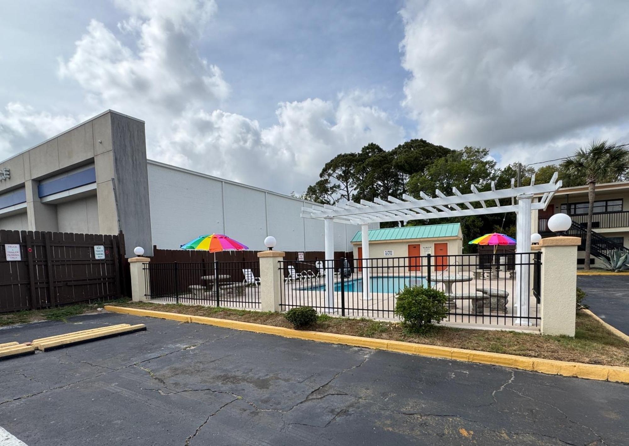 Hole Inn The Wall Hotel - Fort Walton Beach - Sunset Plaza - Nearby Beaches & Hurlburt Exterior photo